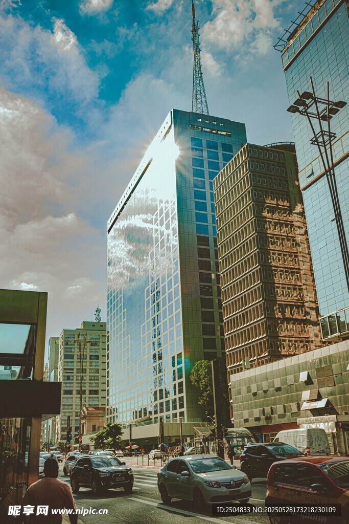 城市繁华街景中的高楼大厦