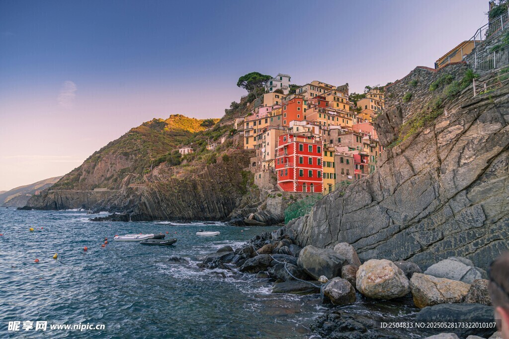 海边悬崖上的红色建筑景观