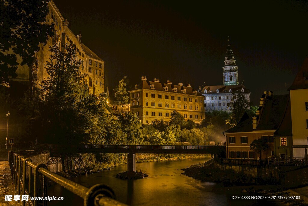 夜晚河畔的璀璨建筑景观
