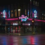 夜晚霓虹闪烁的Soul餐厅