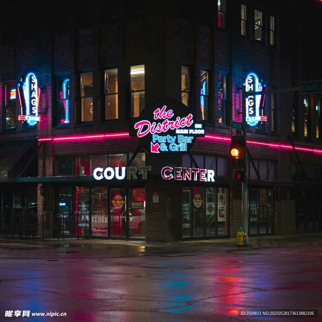 夜晚霓虹闪烁的Soul餐厅