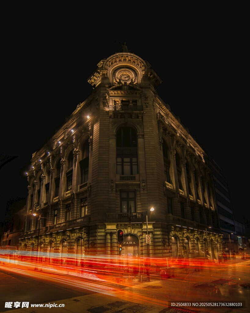 夜晚华丽建筑的光影之美