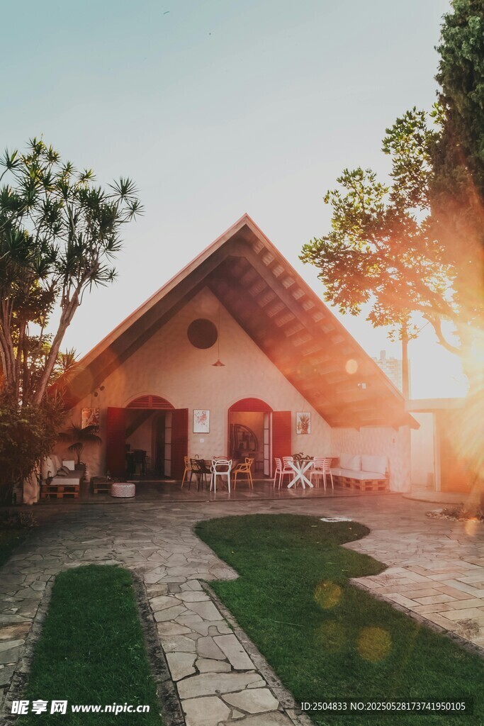 夕阳下的温馨庭院小屋