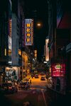 繁华都市夜巷的绚烂景象
