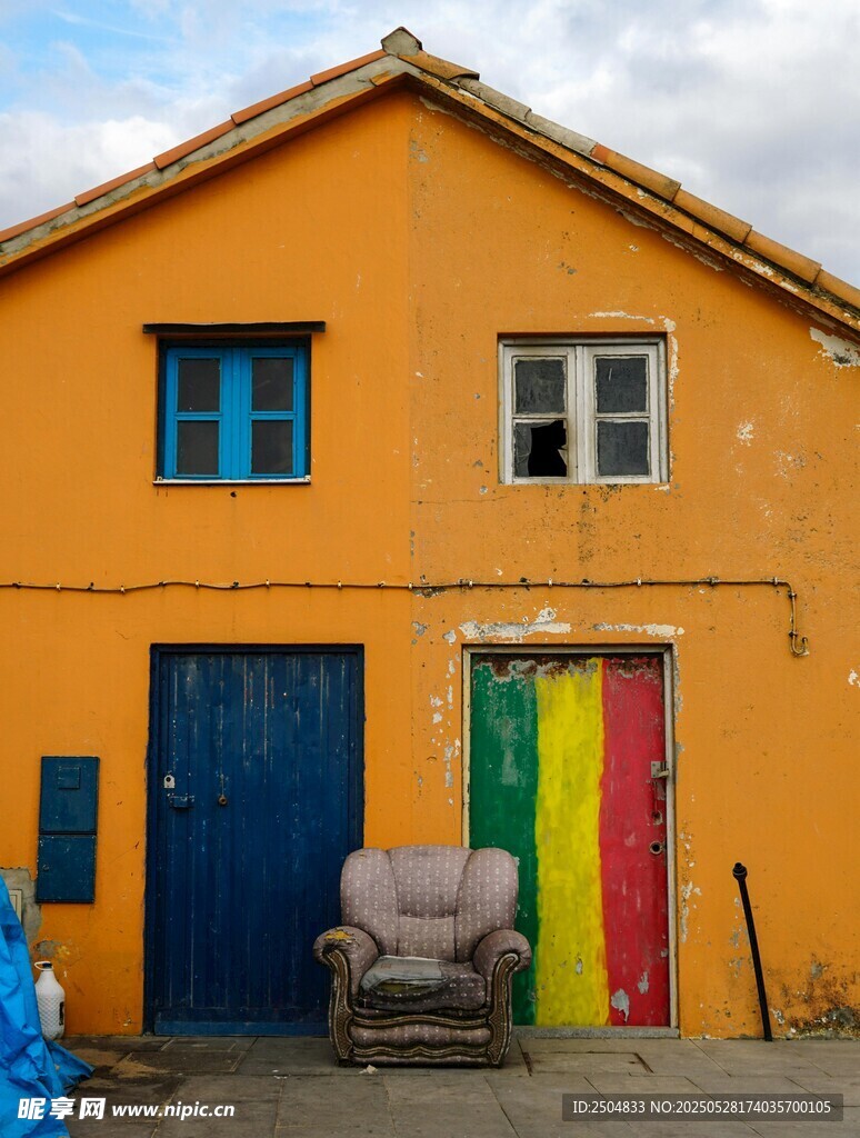 色彩斑斓的小屋与门前沙发