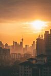 夕阳下的城市天际线