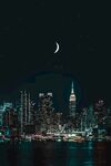 纽约夜景中的弯弯新月