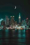 纽约夜景下的城市与新月