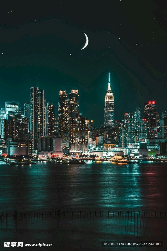 纽约夜景下的城市与新月
