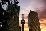 夕阳下的城市摩天大楼景观