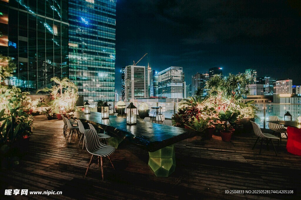 城市夜景下的户外休闲场景