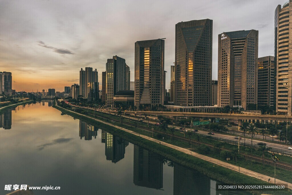 河畔都市天际线美丽景致