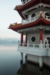 湖畔中式楼阁临水而立