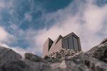 山顶建筑与云海景观