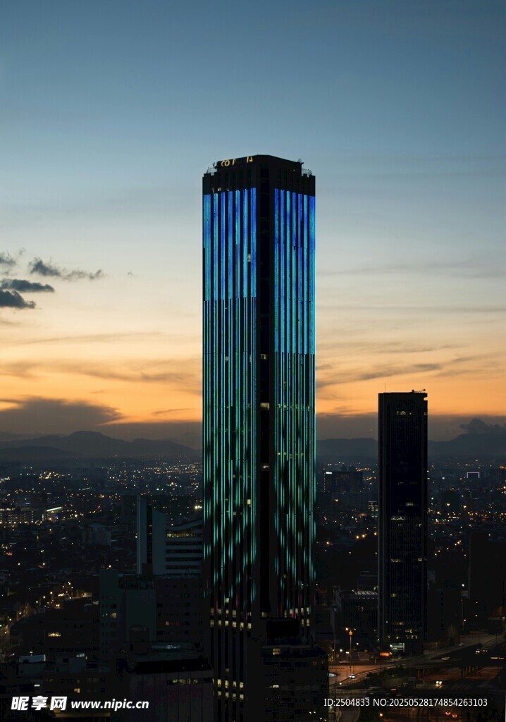 夕阳下的摩天大楼景观