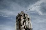在建高楼与空中起重机
