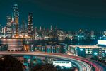 城市夜景中的繁华交通