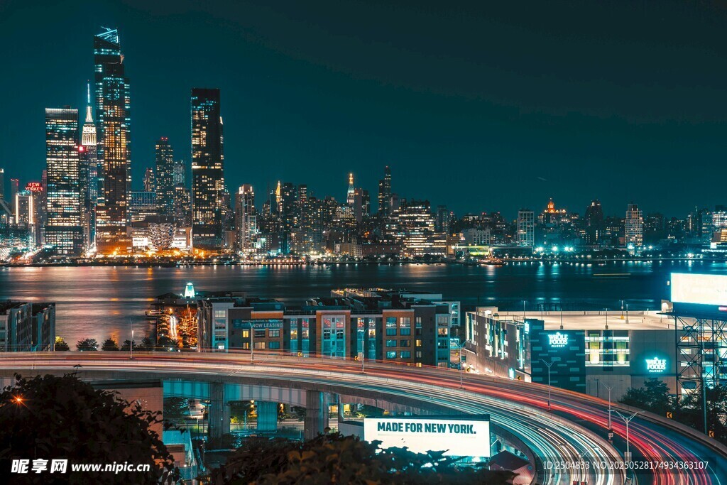 城市夜景中的繁华交通