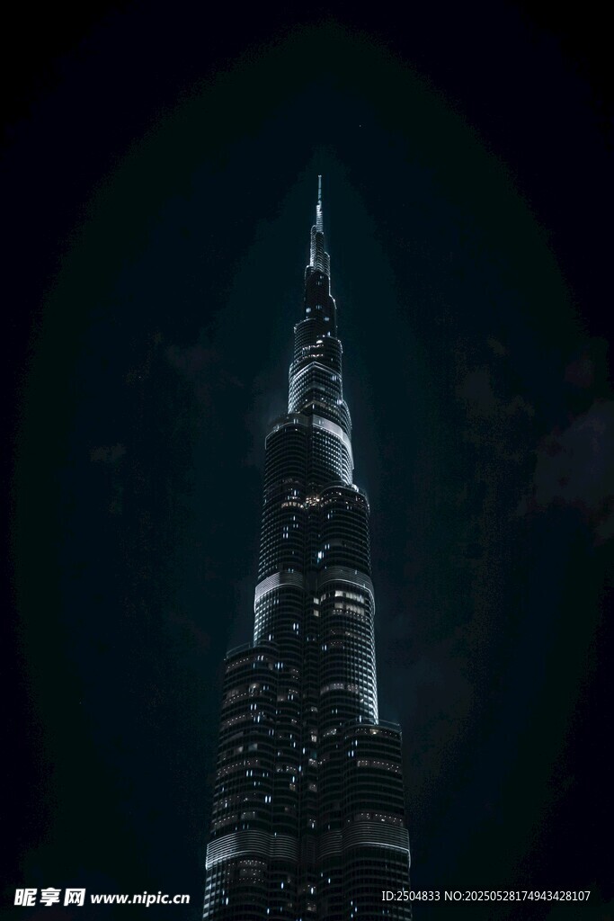 夜幕下的高耸摩天大楼
