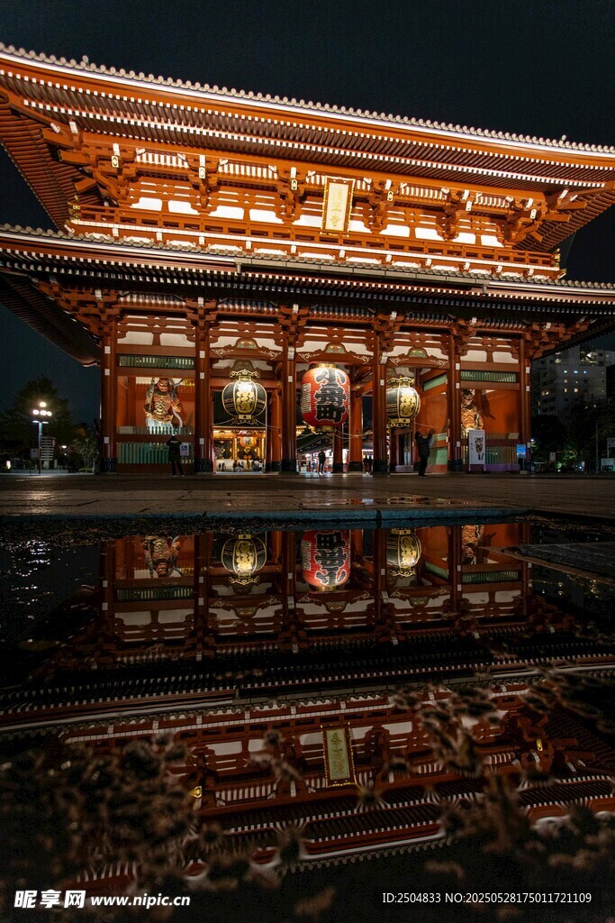 夜晚璀璨的日式古建筑倒影
