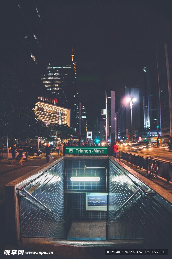 夜晚城市地下通道入口