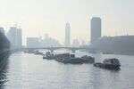 河畔船只与城市天际线