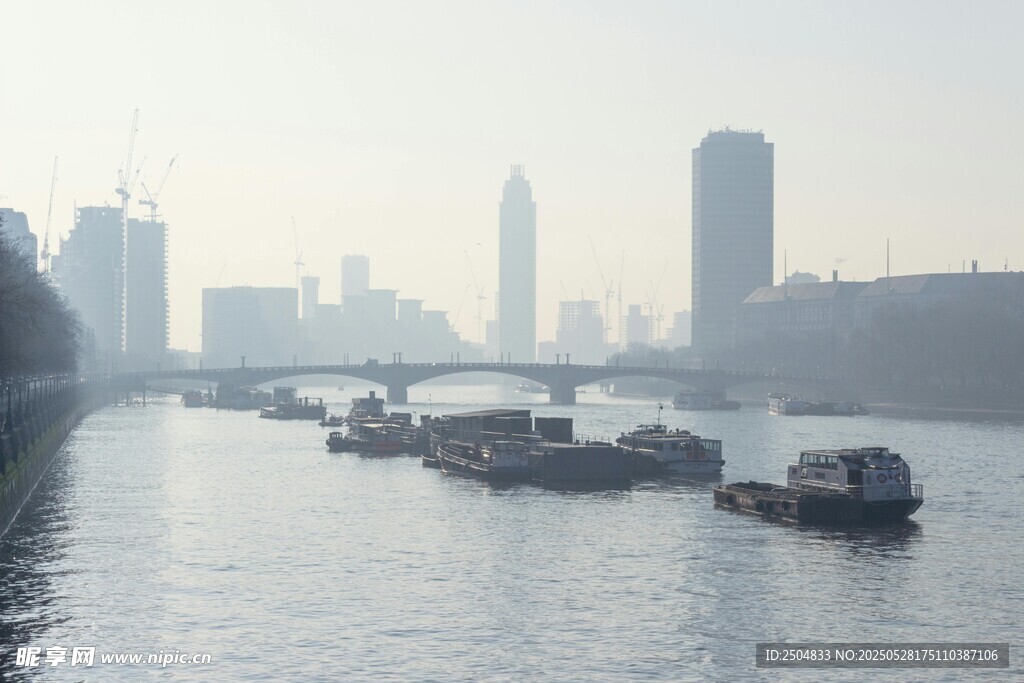 河畔船只与城市天际线