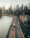 城市河畔公路与高楼景观