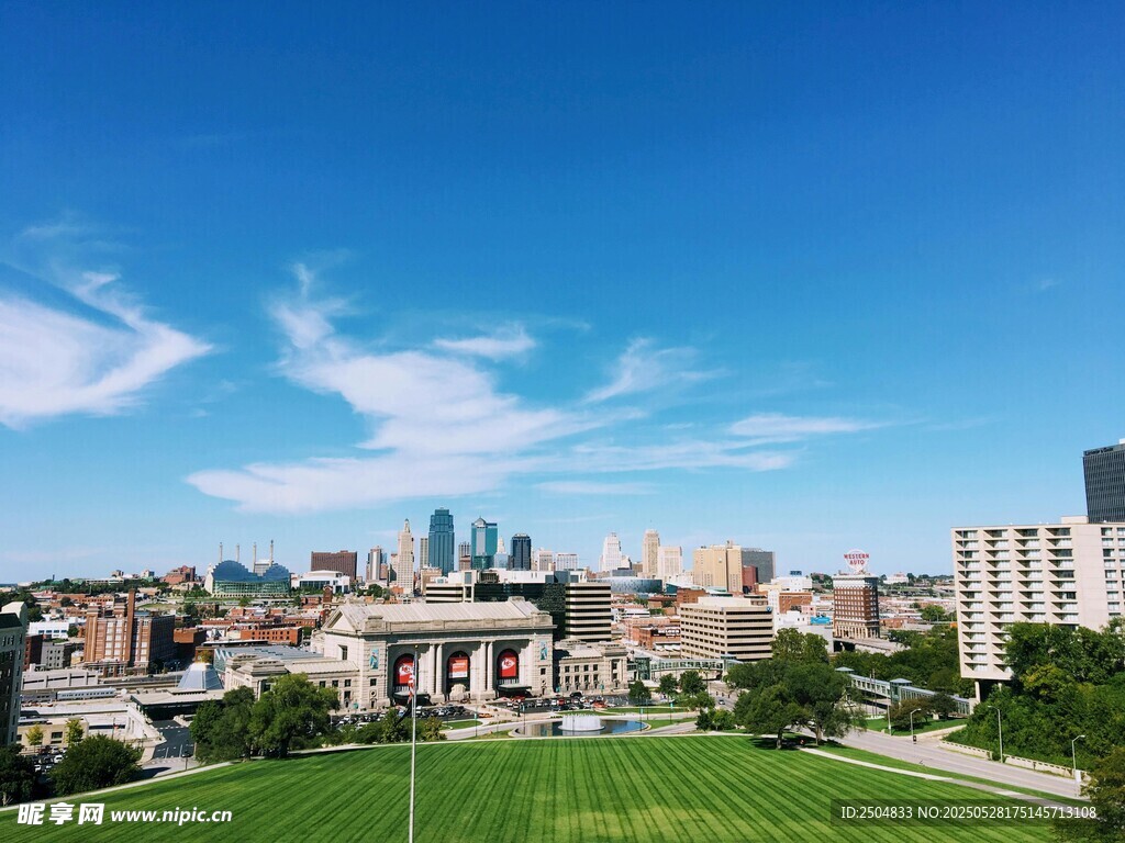 城市绿地与高楼景观