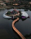 蜿蜒桥连湖心梦幻景观