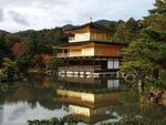 日本金阁寺倒映于湖水间