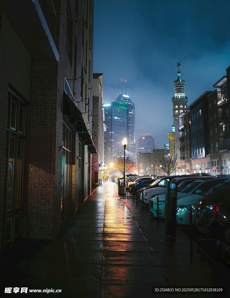 雨夜城市街道的静谧景象