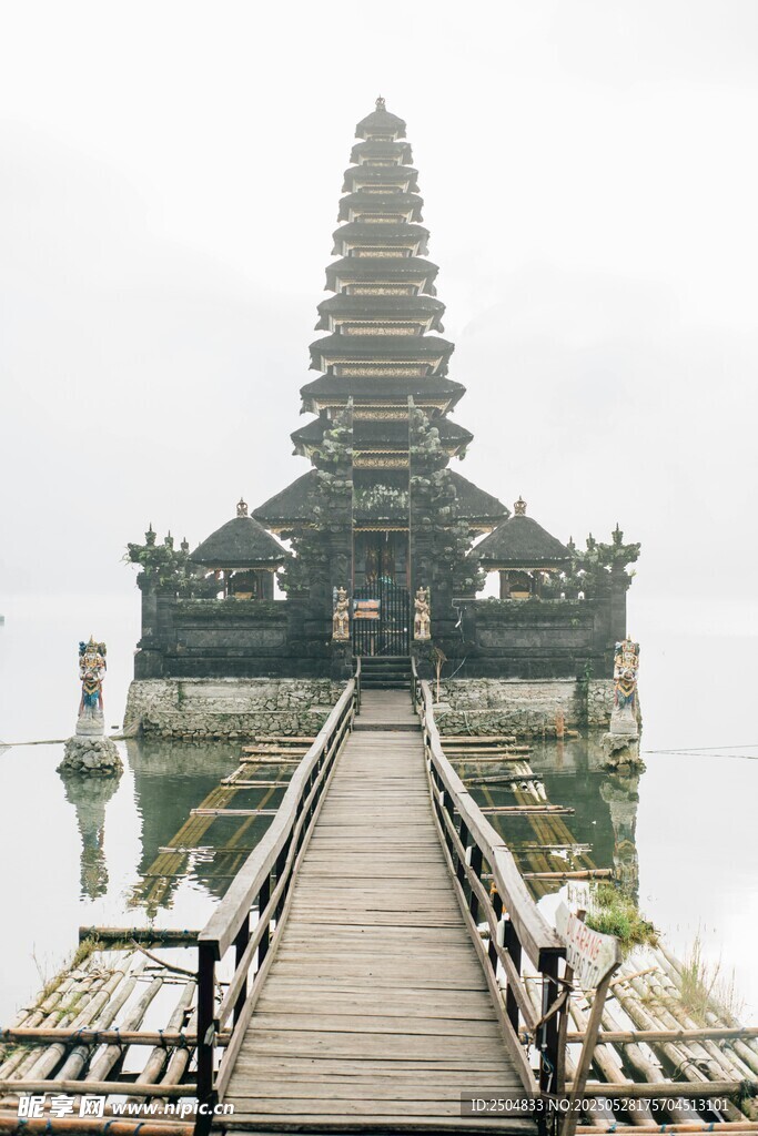 水上古桥连接神秘宝塔