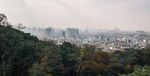 俯瞰城市与山林景观