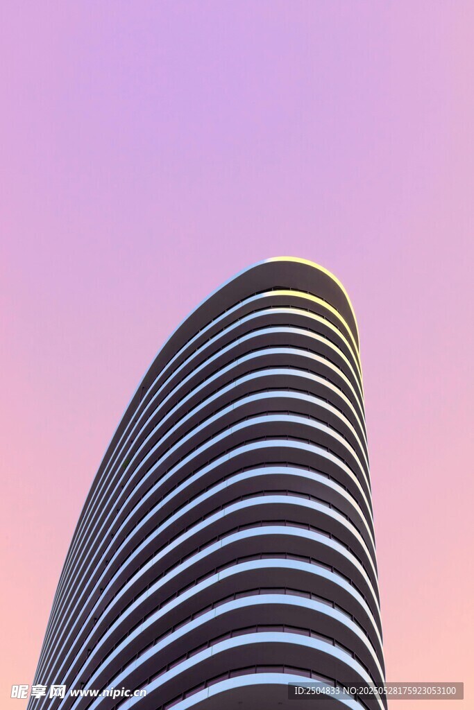 夕阳下的现代摩天大楼
