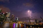 夜幕下城市闪电壮丽景观