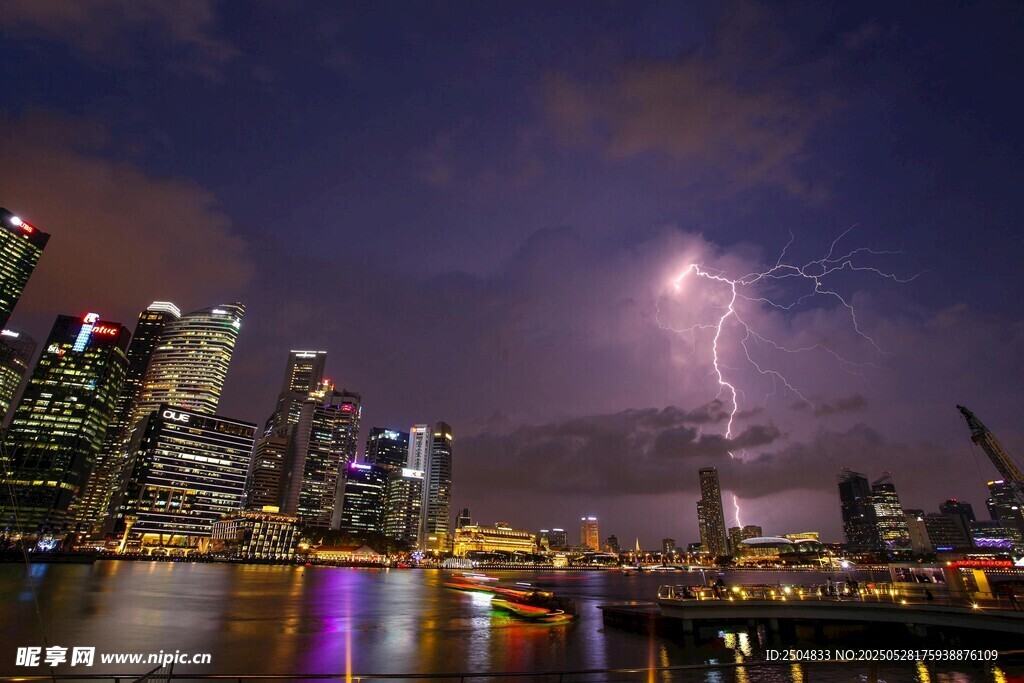 夜幕下城市闪电壮丽景观