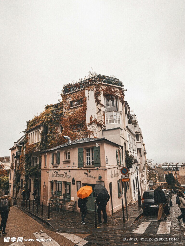 欧洲街头建筑与行人景象