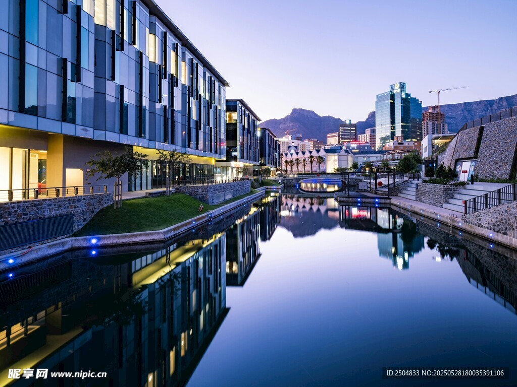 河畔现代建筑夜景风光