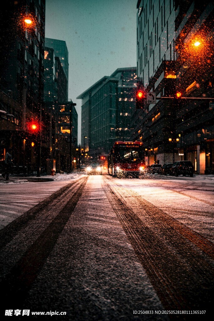 雪夜城市街道的静谧景象