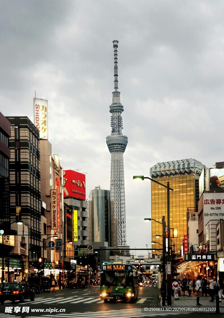 东京城市街景中的晴空塔