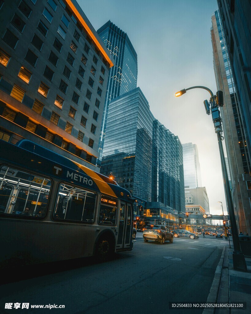 城市街道上的公共汽车景观