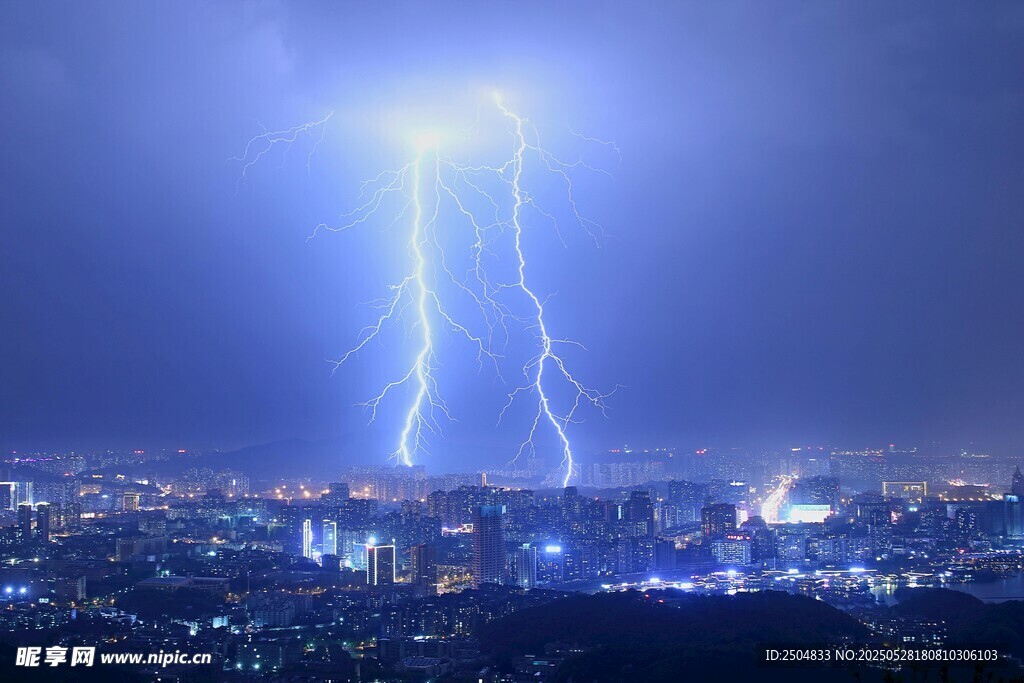 城市上空的闪电奇观