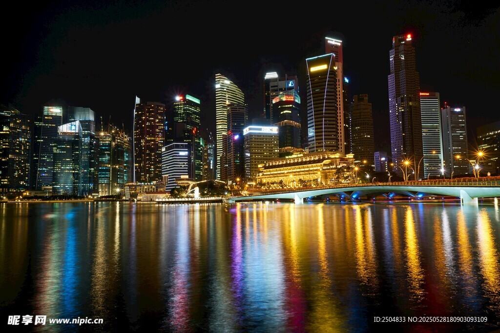 璀璨都市夜景映照水面