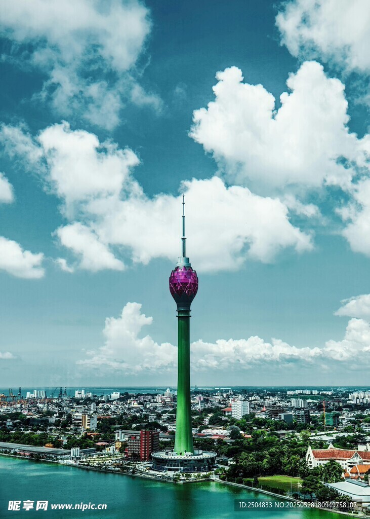 城市中的高耸电视塔景观