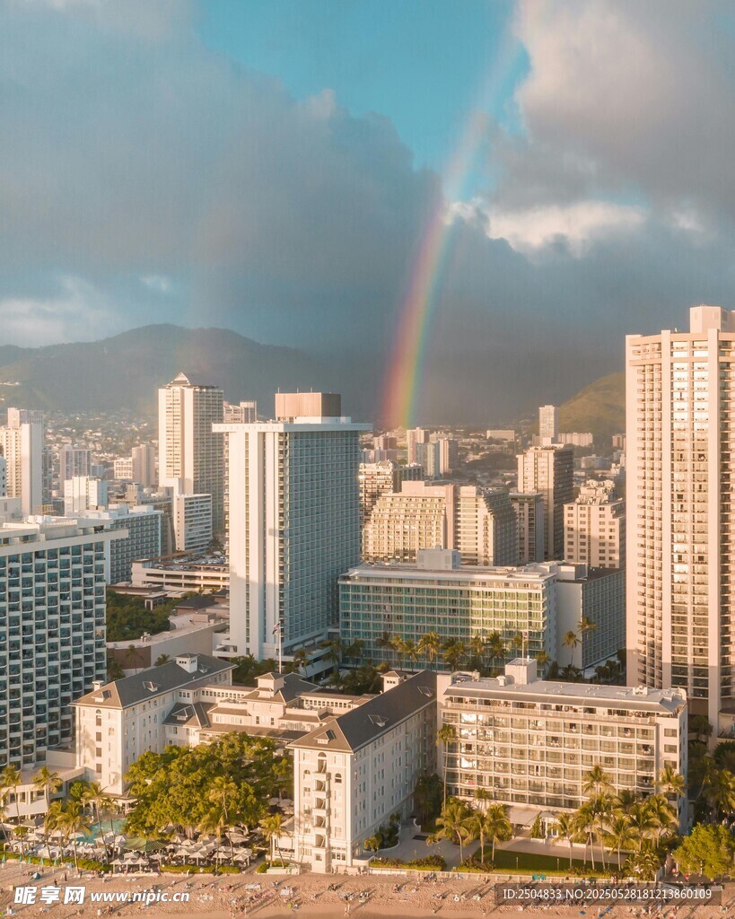 城市上空的绚丽彩虹