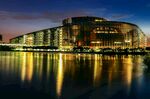 河畔璀璨夜景中的现代建筑