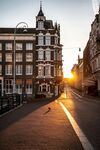 夕阳下的城市街道美景