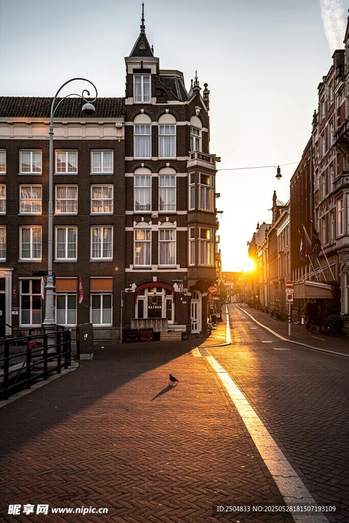 夕阳下的城市街道美景