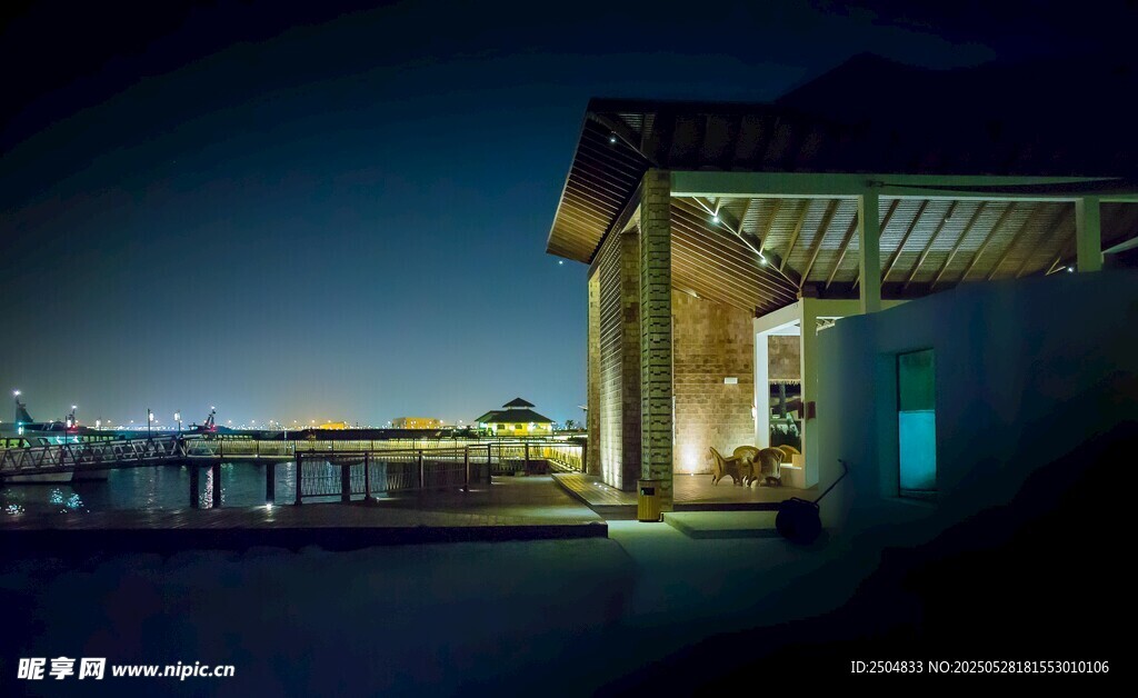 夜晚码头旁的建筑景观